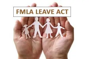 Dos manos sosteniendo recortes de papel de una familia con el texto de la Ley de Licencia FMLA